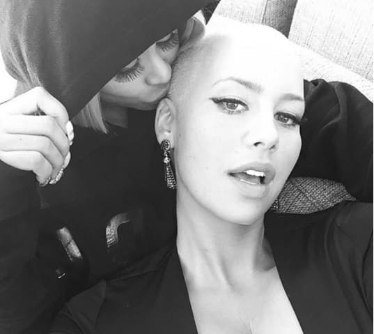 Si creías haberlo visto todo, te contamos que a Amber también le encanta mostrar el booty.