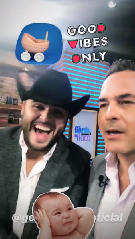 Durante el corte comercial, Carlos Calderón le pidió consejos para ser papá, a pesar de que él no tiene hijos todavía, el cantante le dijo que siempre debe tener "mamila y pañales a la mano".