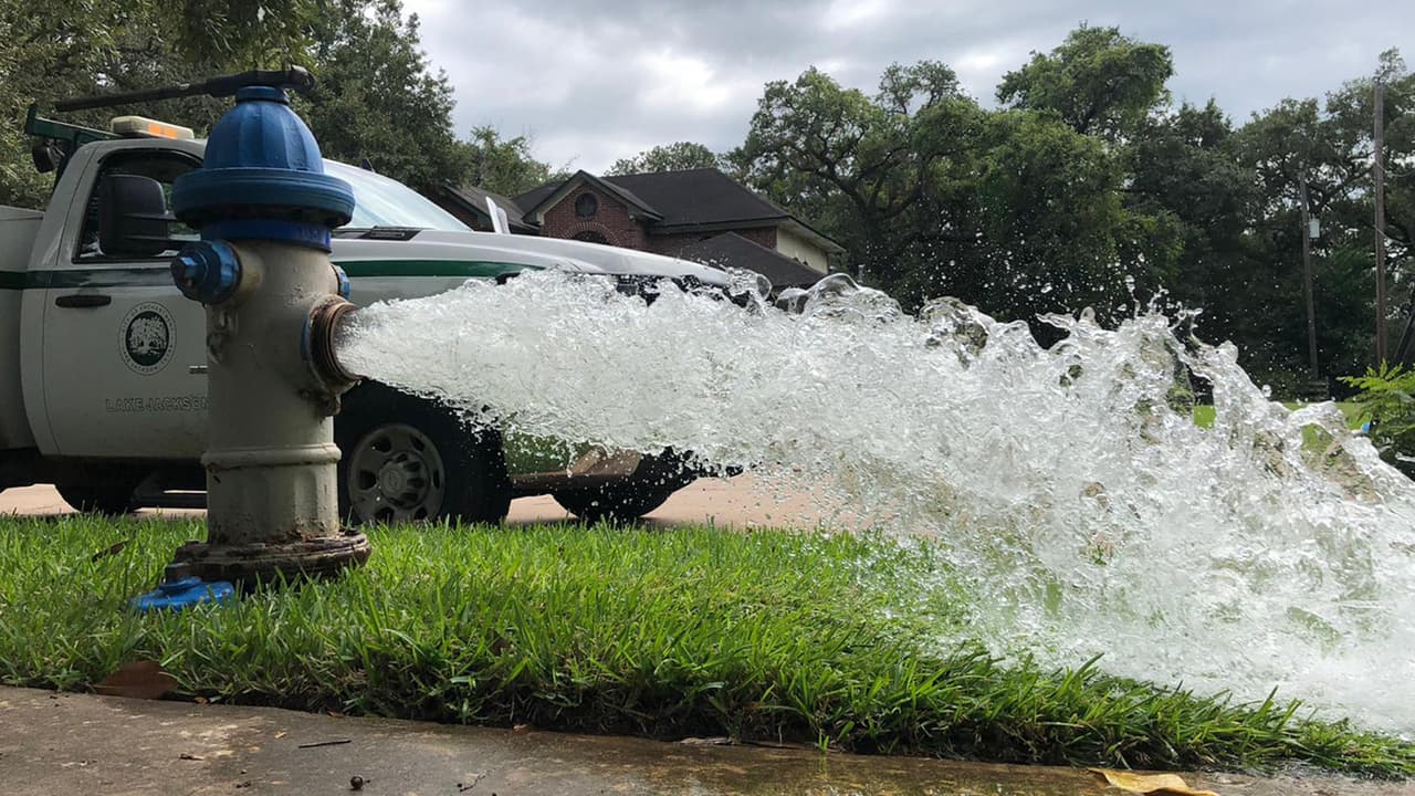 El gobernador de Texas, Greg Abbott, emitió 
<b><a href="https://www.univision.com/local/houston-kxln/emiten-declaracion-de-desastre-para-condado-brazoria-por-presencia-en-el-agua-de-la-ameba-comecerebros">una orden de desastre</a></b> para el condado Brazoria mientras autoridades locales y la Comisión de Calidad Ambiental investigan el sistema de agua potable.