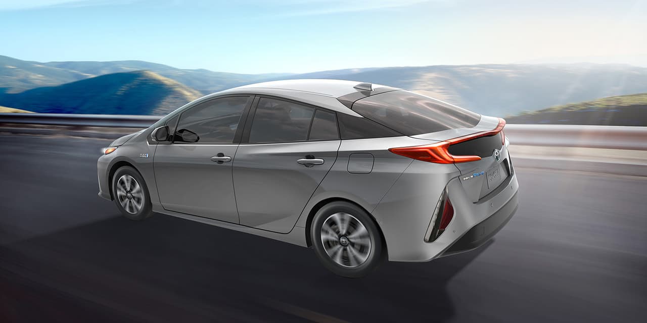 El Prius Prime es capaz de recorrer 25 millas exclusivamente en modo eléctrico por carga a una velocidad promedio de hora por una distancia aproximada de 85 millas por hora.