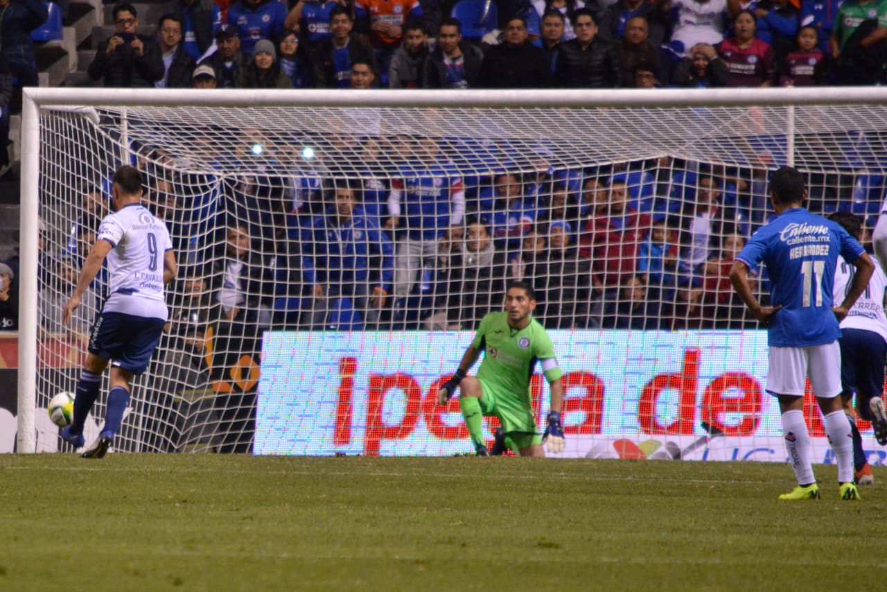 <b>Primer empate: </b>Puebla rescató el empate ante Cruz Azul tras un penal cometido sobre Lucas Cavallini y el propio futbolista marcó la anotación.
<b> (Puebla 1-1 Cruz Azul, Final)</b>