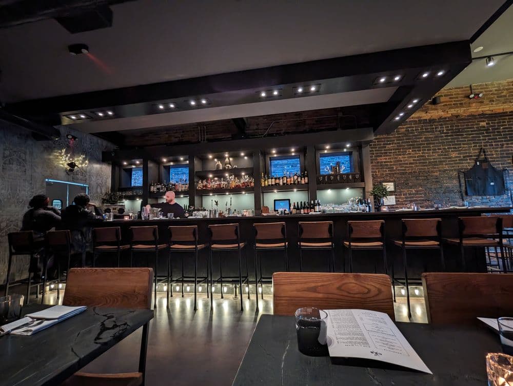 <b>Crawford & Son</b>
<br>
<b>Dirección</b>: 618 N Person St. Raleigh, NC
<br>
<b>Teléfono</b>: (919) 307-4647
<br>
<b>Sitio web</b>: 
<a href="http://crawfordandsonrestaurant.com/">http://crawfordandsonrestaurant.com/</a> 
<br>
<b><a href="http://crawfordandsonrestaurant.com/">Cómo llegar</a></b>
<br>
<br>En Yelp, se anuncian así: “Servimos comida sencilla y honesta que va desde lo familiar hasta lo inesperado. Nos esforzamos por brindar profundidad de sabor con ingredientes útiles y mediante un equilibrio entre técnicas clásicas y modernas”.