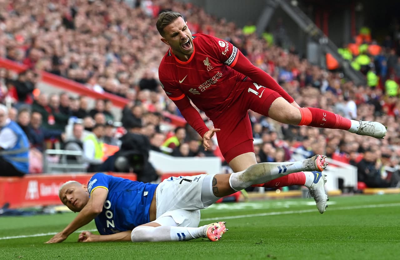 Liverpool derrotó al Everton gracias a los goles de Andrew Robertson y Divock Origi.