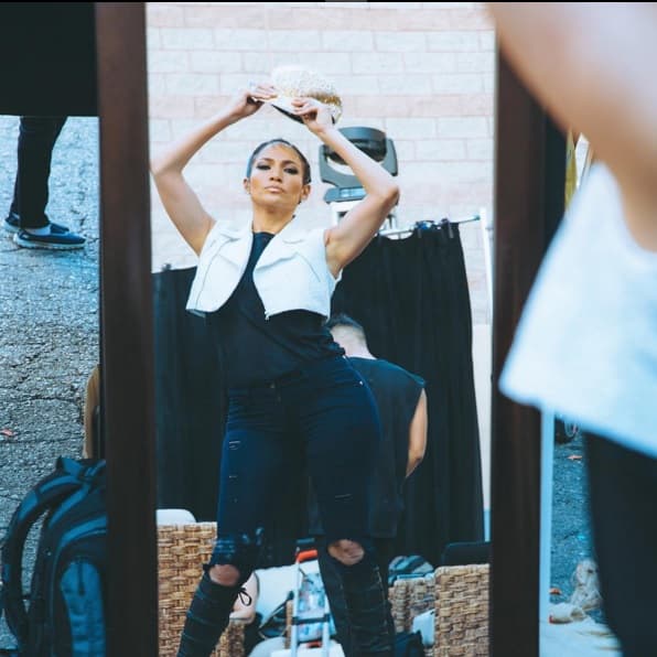 Por supuesto, una vez que las rutinas están perfectas, ahora sí JLo decide ponerse maquillaje.