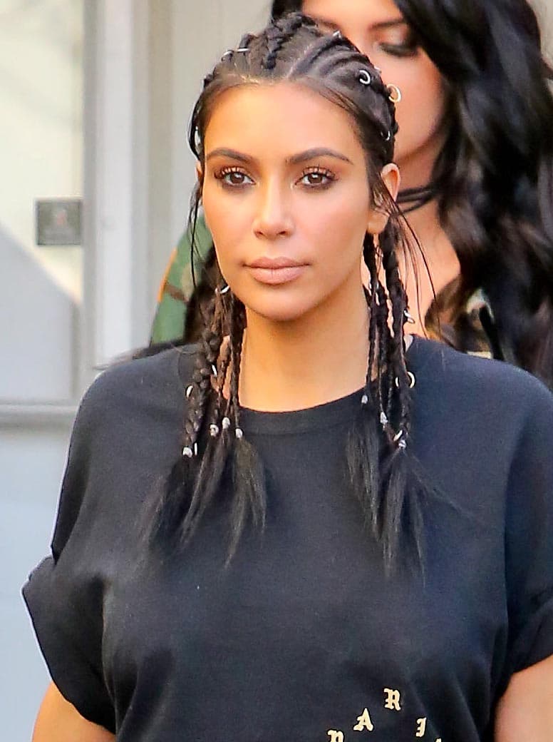 El remate fueron las trencitas en toda su cabellera. Si este es el "look" relajado y sport, imágínense lo que tardaría la señora Kardashian para arreglarse a una gala.