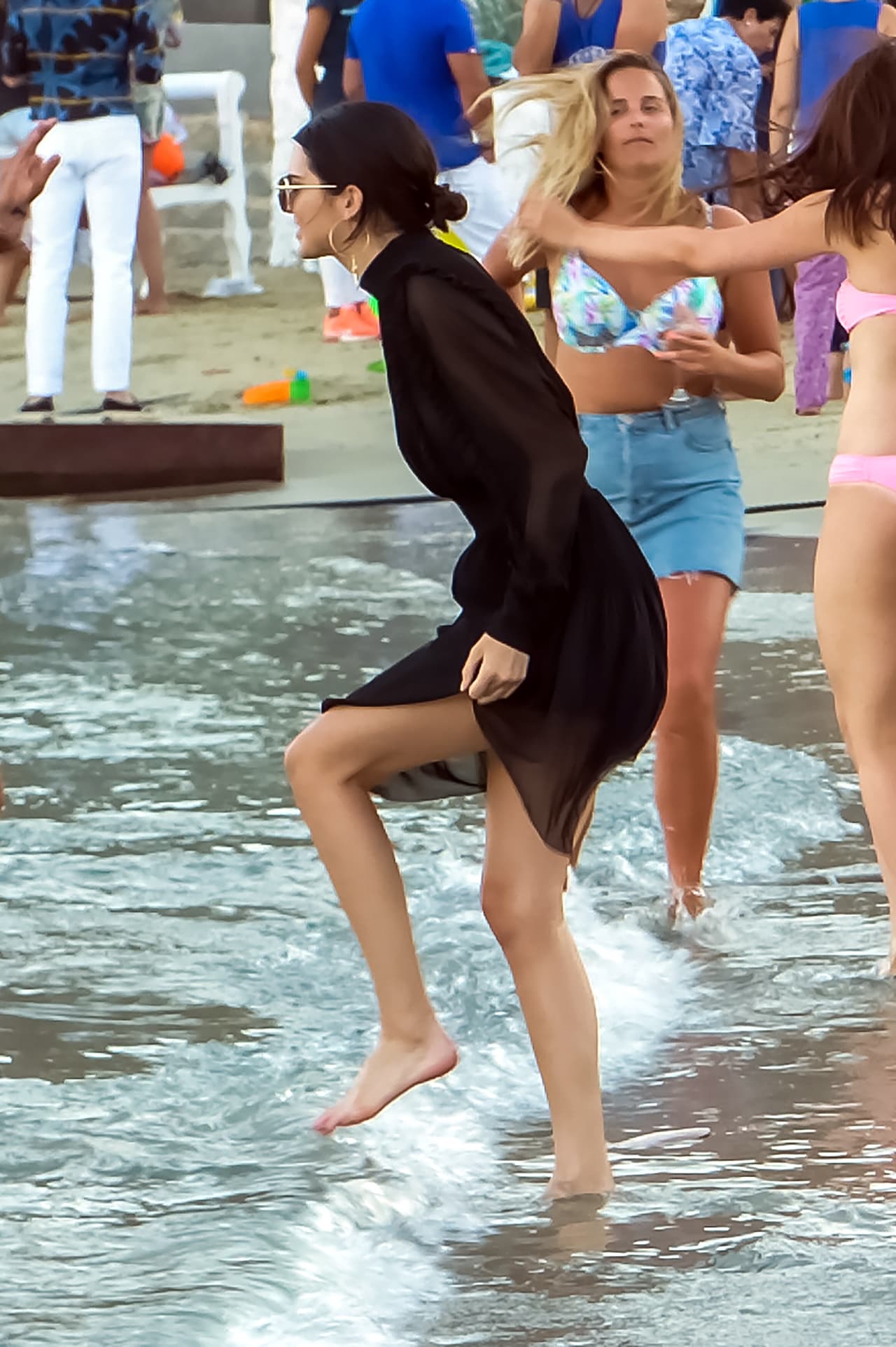 El clima en Mykonos, Grecia, está este verano por encima de los 80 grados farenheit. Sin embargo, Kendall Jenner se metió al mar con un vestido negro, largo y con los brazos cubiertos junto a su amiga su Bella Hadid.