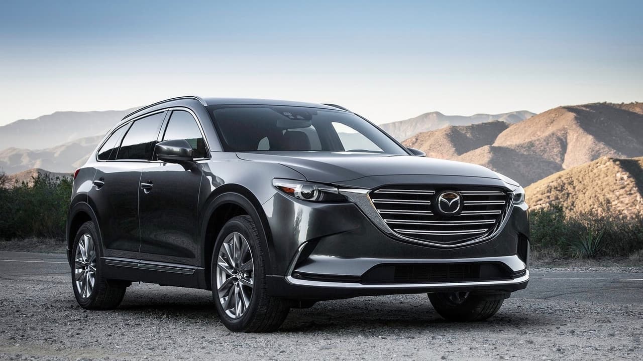 <h3 class="cms-h3-H3">8. Mazda CX-9</h3>
<br>Esta es una crossover grande, bella, imponente y poderosa, que nos confunde que no se venda mejor en el mercado secundario. La 
<b><a href="https://www.univision.com/noticias/pruebas-de-manejo/prueba-600-millas-por-carretera-con-la-familia-a-bordo-del-mazda-cx-9-2018" target="_blank">Mazda CX-9</a></b> permanece en los concesionarios un promedio de 
<b>62.9 días</b> antes de ser vendida. Quizás tanta belleza, buen diseño y excelentes materiales en la cabina es demasiado buena para un segmento en el que los compradores buscan autos en lo que sus niños coman, vean videos y luchen clandestinamente sin preocuparse mucho por los daños que pueda sufrir el vehículo.
