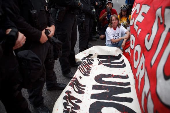 Una propuesta de ley en Arizona permitirá que la policía arreste a manifestantes pacíficos para evitar un disturbio
