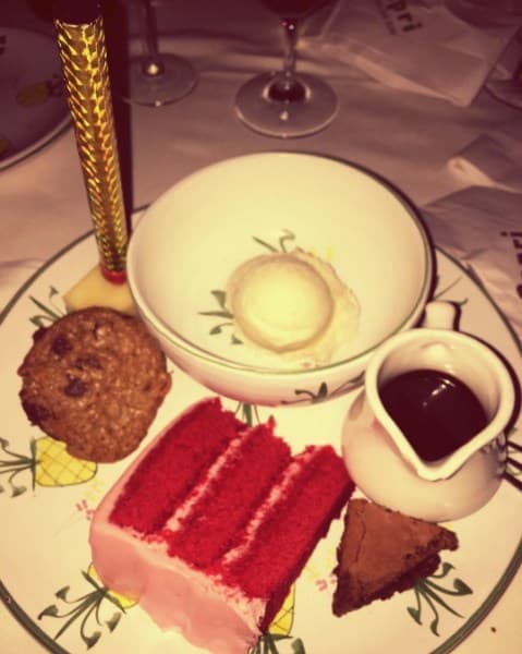 Un romántico fin de semana junto a su esposo precedió la celebración. El pastel de pre cumpleaños fue en The Ivy Restaurant en Los Angeles, California.
