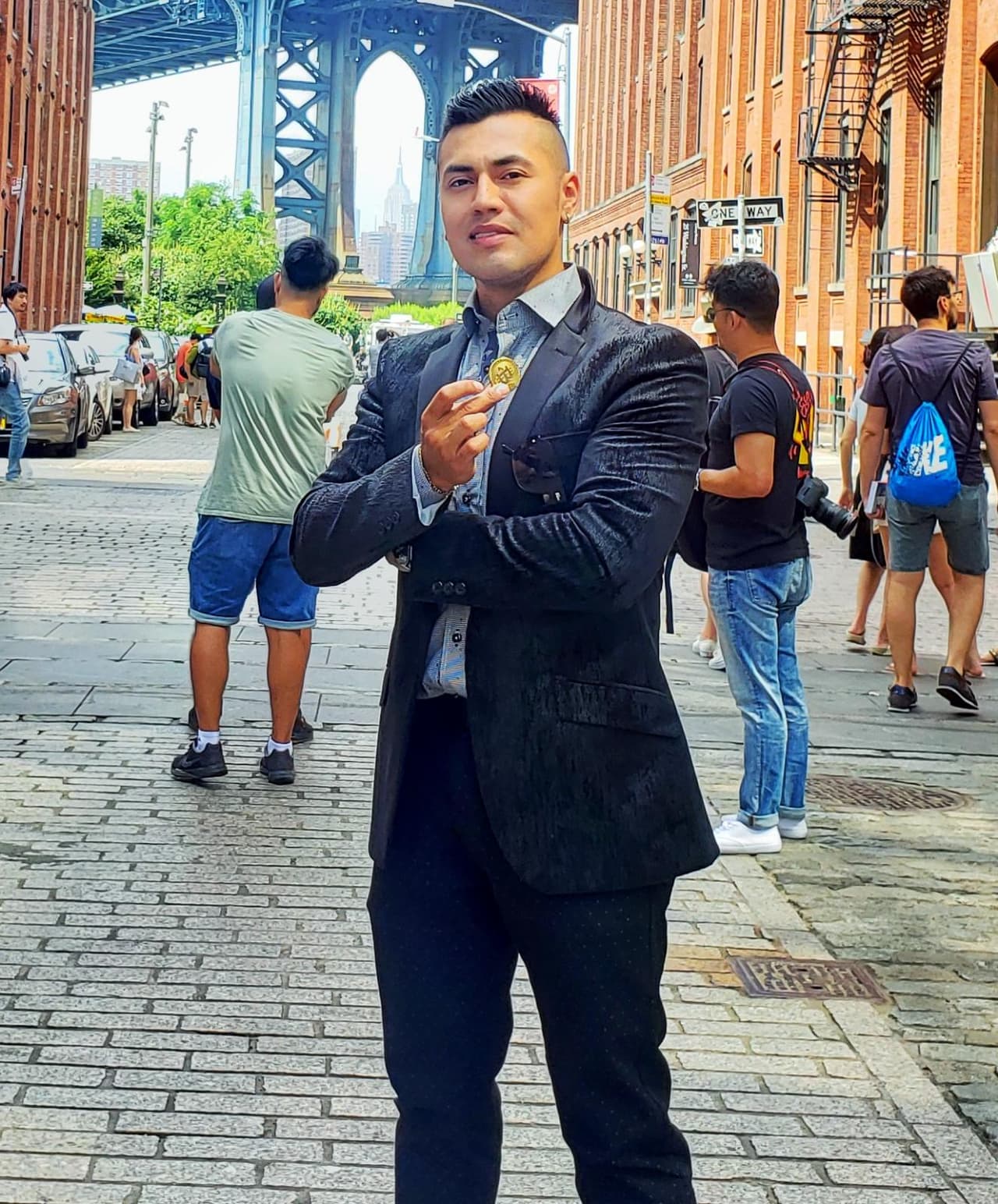 Uno de esos medios aseguró que 
<b>se hizo millonario vendiendo tamales</b>. Y él, aclara: “Depende en dónde se cuenten los millones. En Colombia, donde el salario mínimo es un millón de pesos mensuales, hace mucho que soy millonario".