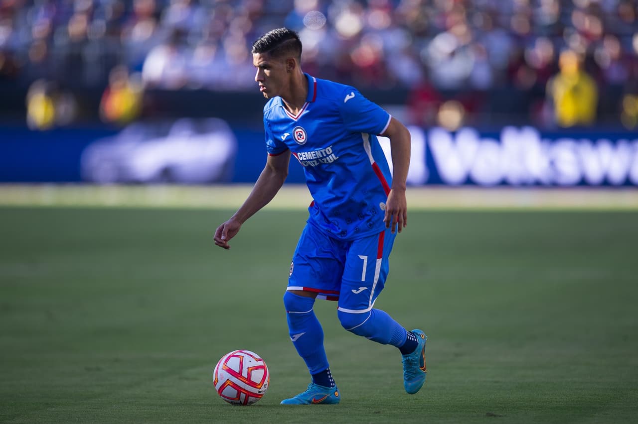 Julián Quiñones pasó de héroe a villano en cuestión de minutos, pues marcó el gol para empatar 2-2 en el tiempo reglamentario, pero voló el último cobro en los penales para darle el triunfo a Cruz Azul.