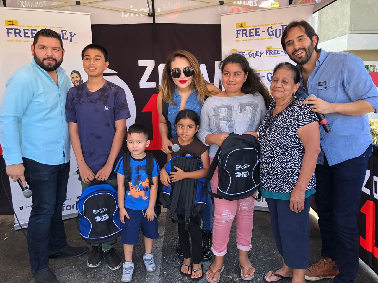 Las abuelitas también llegaron acompañadas de sus nietos.