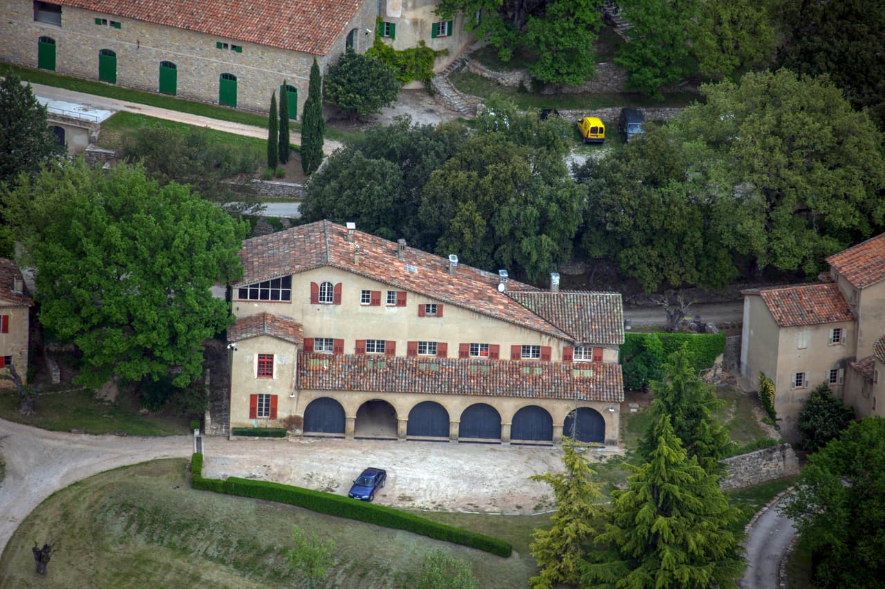 Según señaló Pitt en los documentos de su litigio, citados por ‘Us Weekly’, los exesposos acordaron nunca vender sus intereses en el negocio familiar sin consentimiento del otro.