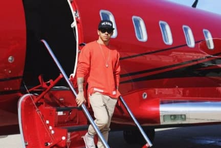 El tres veces campeón mundial de Fórmula 1 
<b>Lewis Hamilton</b> también tiene su jet privado, este 
<b>Bombardier Challenger 605</b>, con un costo que se estima superior a los
<b> 25 millones de dólares.</b>