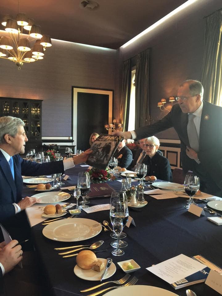 <b>Mayo 2015: </b>Lavrov le obsequió a Kerry una camiseta que conmemoraba el 70 aniversario del Día de la Victoria en Europa (la derrota de la Alemania Nazi en la 
<a href="https://www.univision.com/temas/disturbios-conflictos-guerra-paz">Segunda Guerra Mundial</a>) y dos cestas de tomates de Sochi, la región donde se realizó la reunión. Se dijo que los tomates eran la respuesta a las patatas que llevó Kerry en la cita del año anterior.