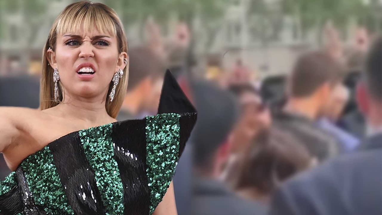 En video: Miley Cyrus fue sorprendida por un fanático que intentó besarla a la fuerza