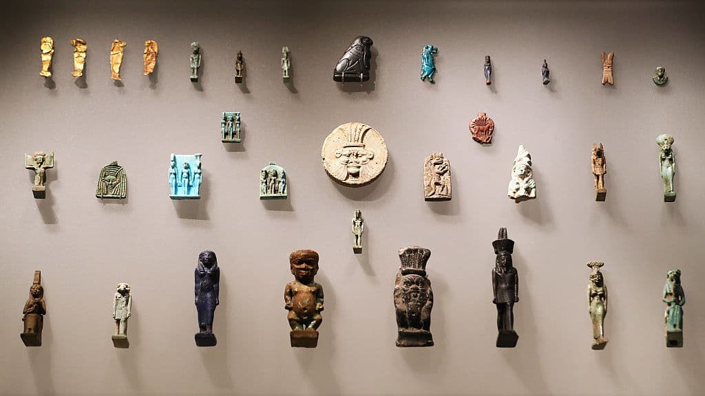 De hecho se han creado incontables exposiciones de arte y cultura por todo el mundo sobre estos artefactos egipcios, que guardan muchos secretos. Aquí podemos ver algunas figuras en el Museo Británico.