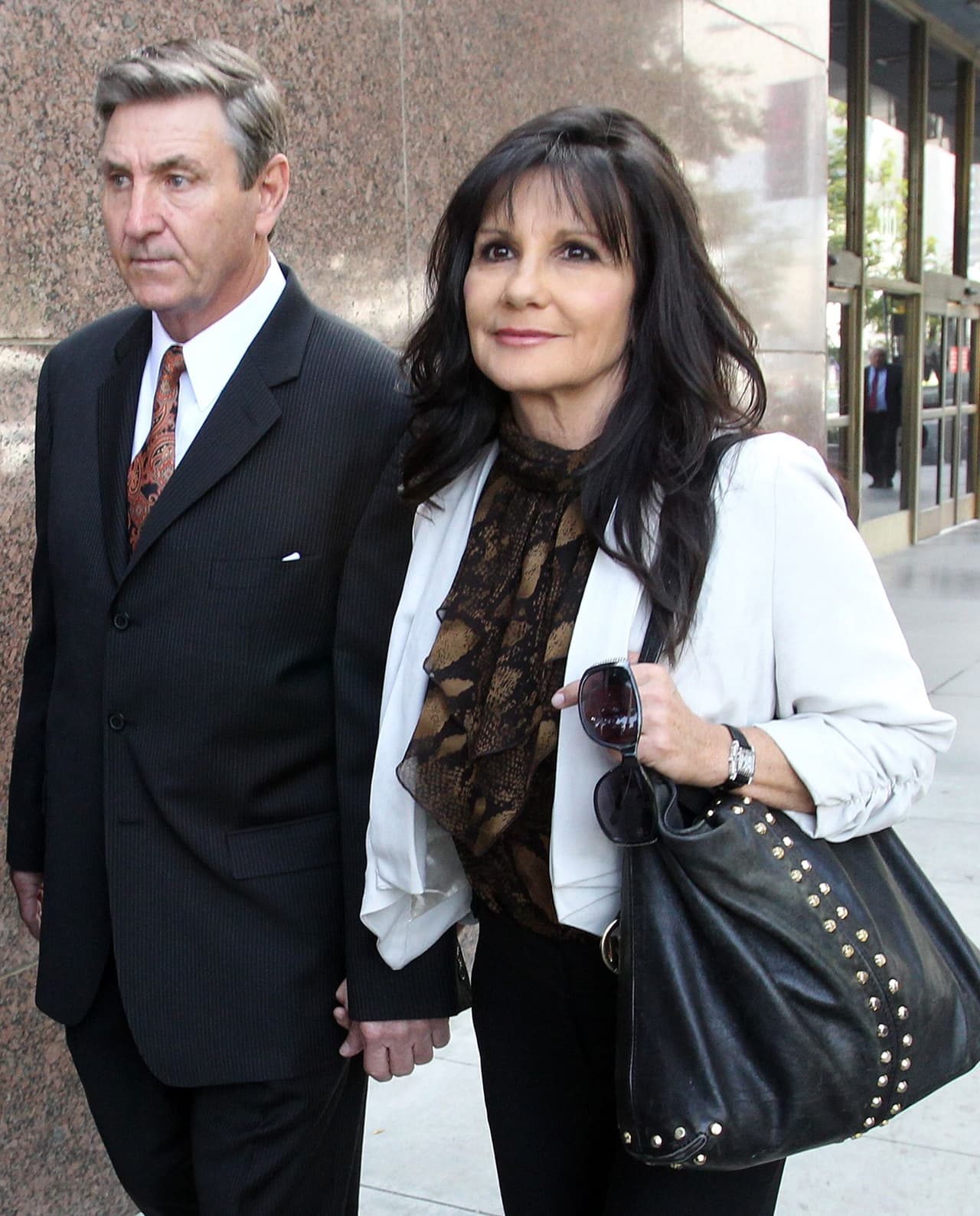 En esta lucha también ha jugado la madre de la cantante, Lynne, quien mencionó en documentos que la exigencia de pago que ha hecho su ex a la cantante 
<b><a href="https://www.univision.com/famosos/madre-de-britney-spears-se-enfrenta-a-exmarido-jamie-por-demanda-contra-su-hija-fotos" target="_blank">es "inapropiada". </a></b>
<br>
<br>