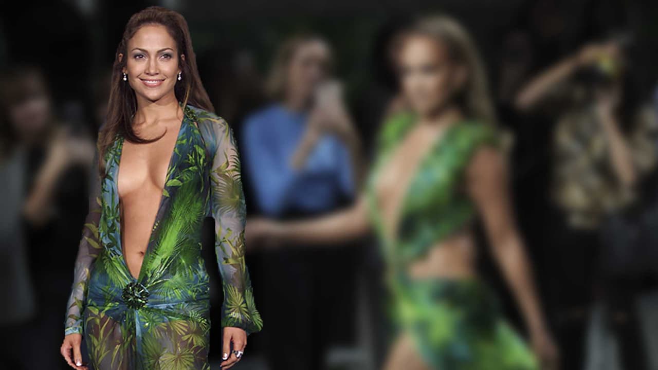 JLo se lleva el 'look de la semana' con la reinvención del icónico vestido de Versace que usó en 2000