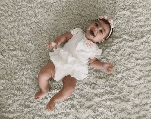 Para celebrar sus 5 meses de nacida, su mamá la vistió como una linda bailarina que estaba muy sonriente.