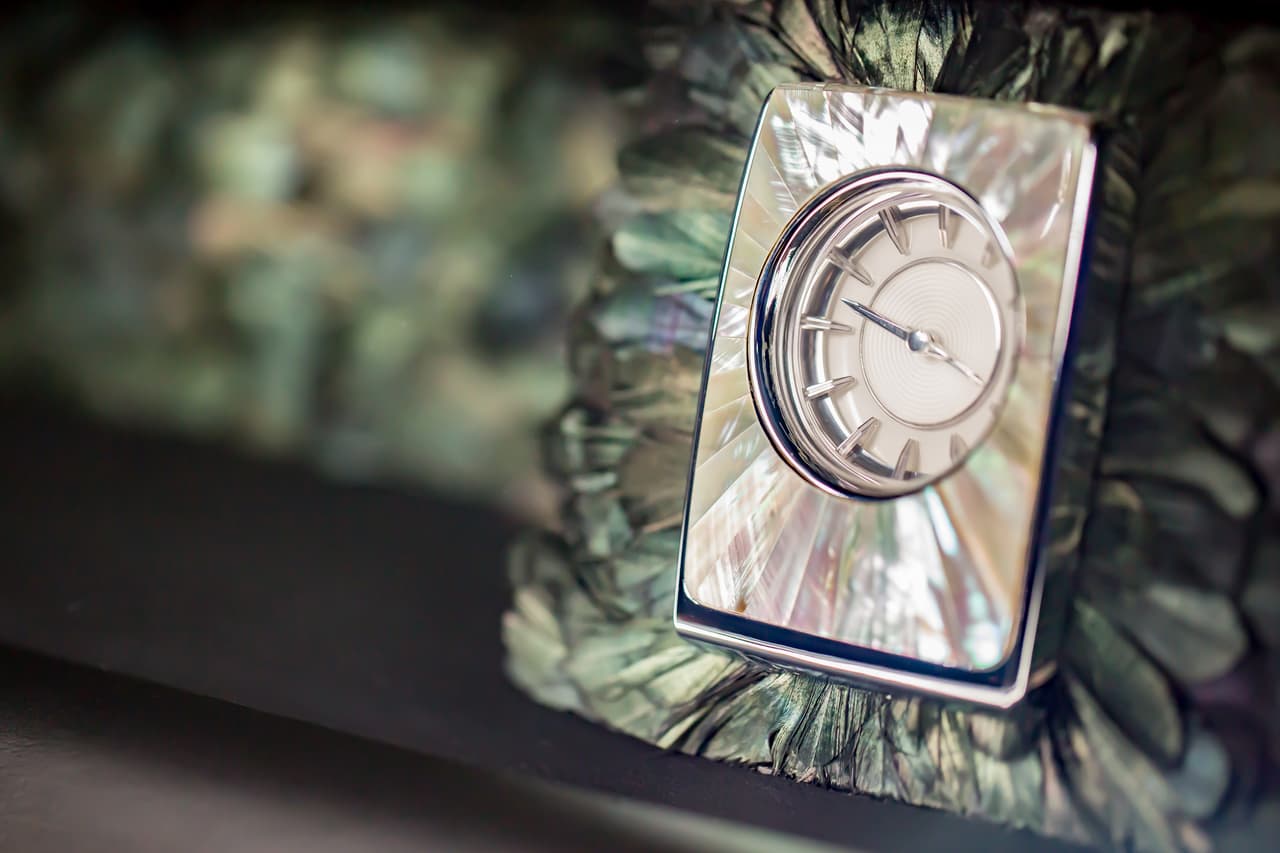 Las plumas fueron ensambladas sobre una superficie que imita la musculatura del ala de un ave para dimensión y profundidad.