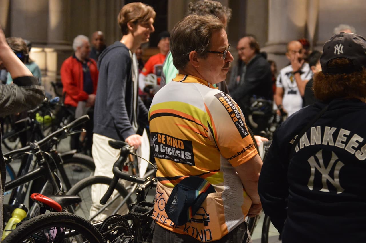 En la ceremonia hay un momento de silencio para recordar a los ciclistas que murieron en el último año.