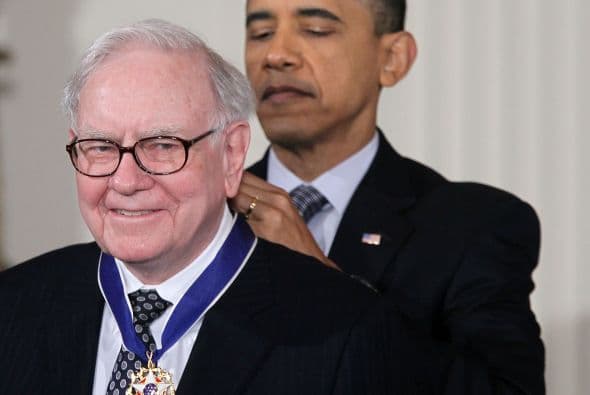 Buffett precisó que los más acaudalados de EU sólo pagan un 15% de impuestos al poder apuntar sus ingresos como "participación en cuenta". Según el propio empresario, él pago el año pasado $6.9 millones, apenas un 17.4% de su renta cuando sus empleados tributaron entre un 33% y un 41%.