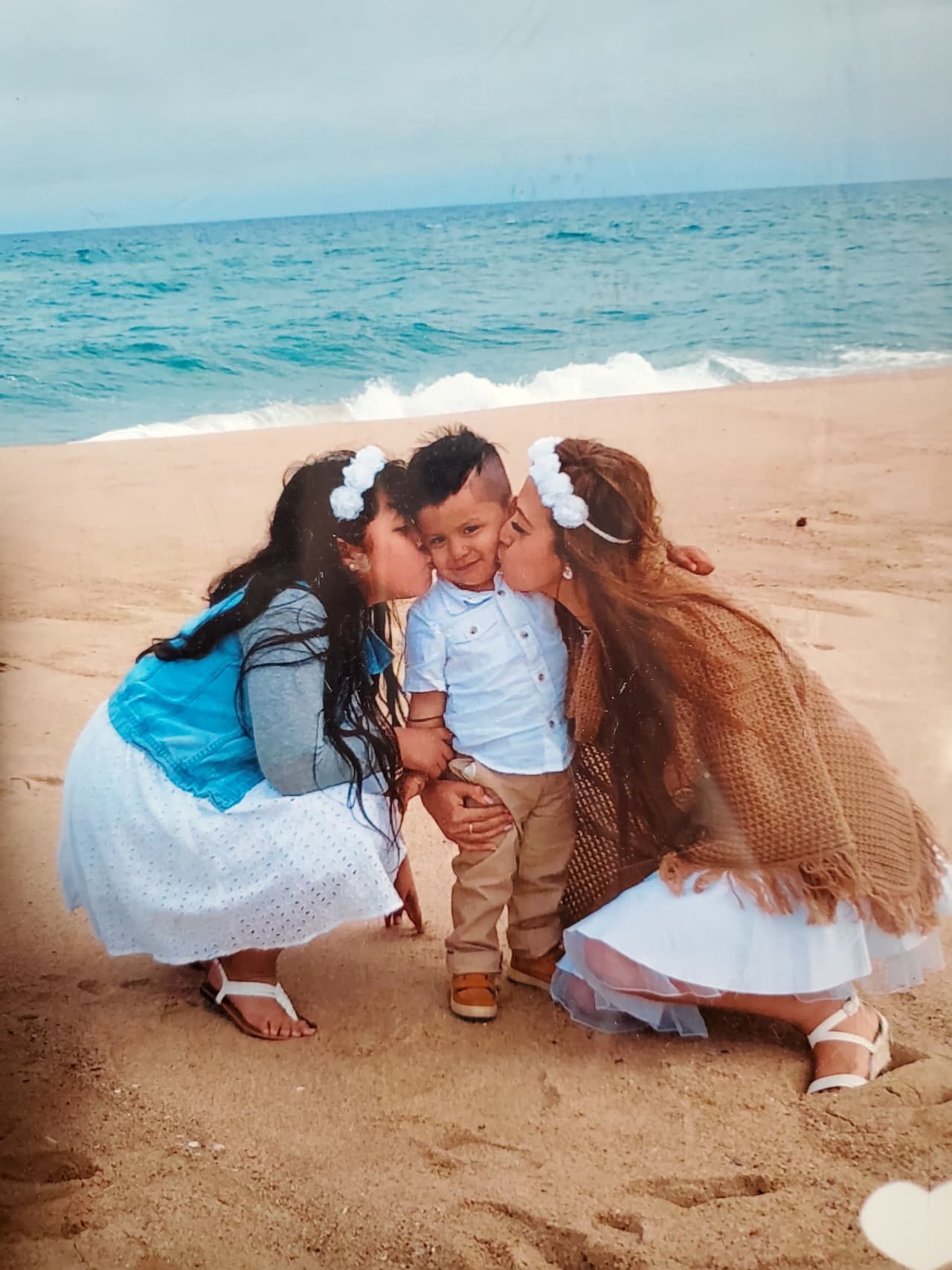 Alma con sus hijos en la playa.