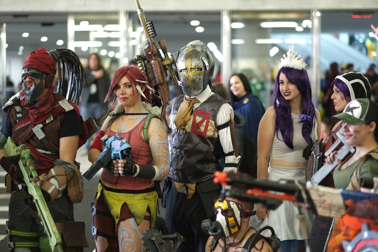 Luciendo sus potentes armas diversos personajes se mueven por las áreas cercanas al 655 Oeste, en la calle 34 de Manhattan, hogar de la feria.