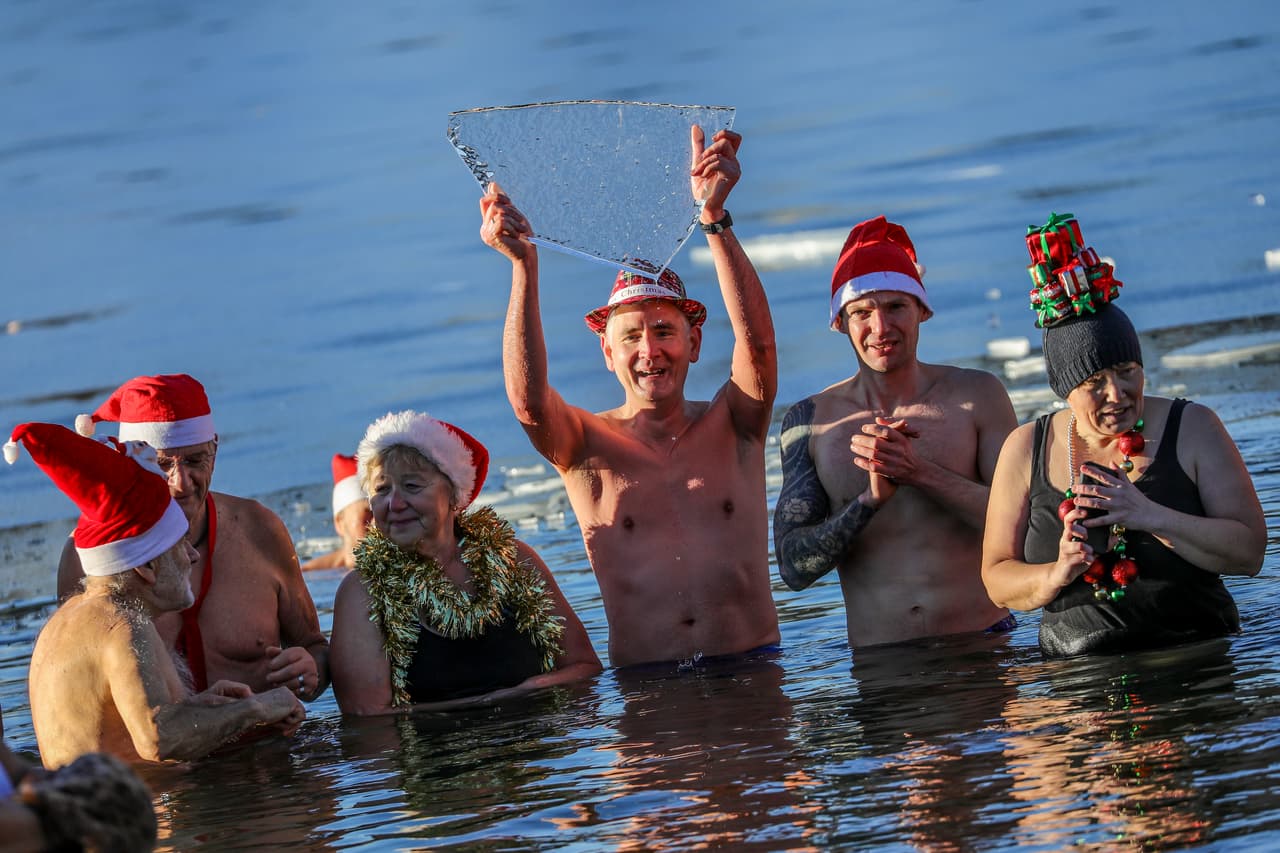 Para algunos, la Navidad trae cada año rituales particulares. Y, en más de una localidad, eso incluye lanzarse en el agua gélida los 25 de diciembre. En la imagen, un gripo del club Berliner Seehun se lanza en el lago Orankesee, en Berlín, Alemania.