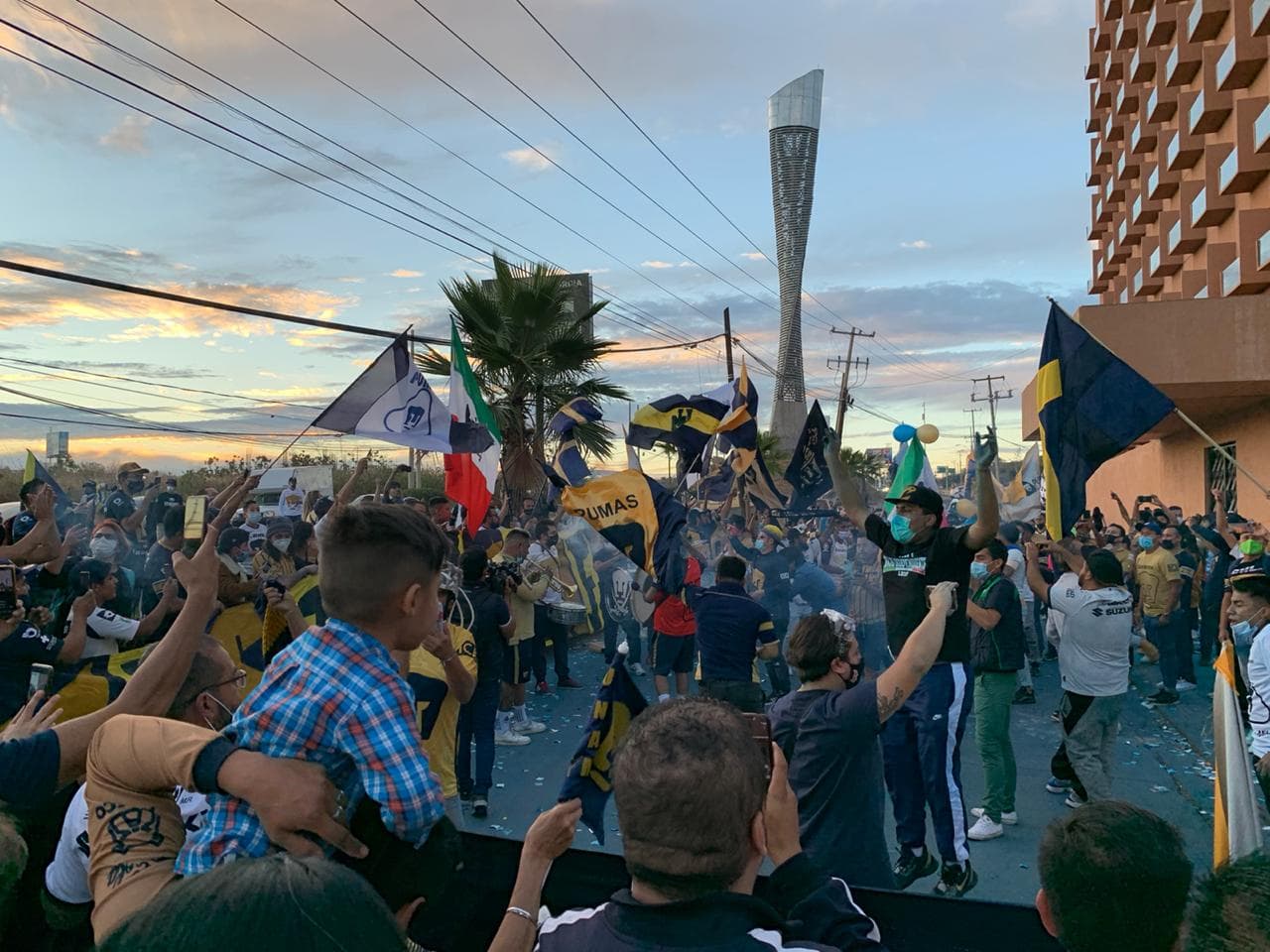 Las aficiones de los cuadros felinos acuden a las inmediaciones del estadio para recibir y apoyar a sus jugadores previo a la final de vuelta del Guard1anes 2020.