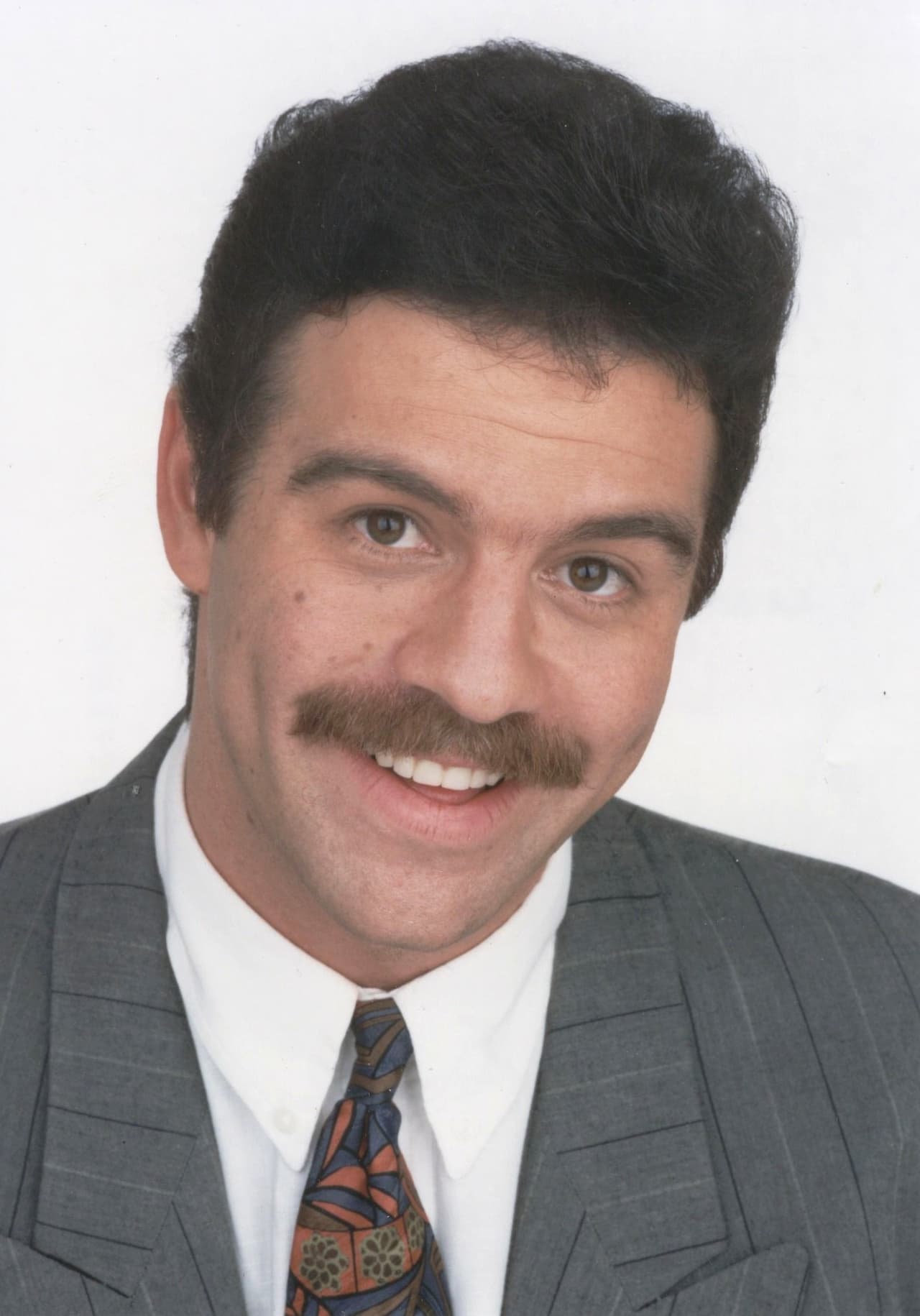 <b>Ari Telch</b> nació un 7 de mayo de 1962 en la Ciudad de México, proveniente de una familia judía, y desde pequeño supo que su pasión era la actuación.