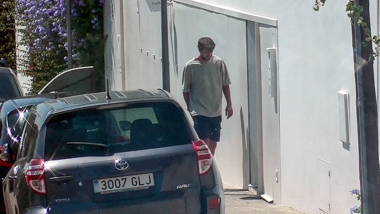 Por su parte, el futbolista cruzó el portón y salió inmediatamente cargando una enorme maleta. 
<br>