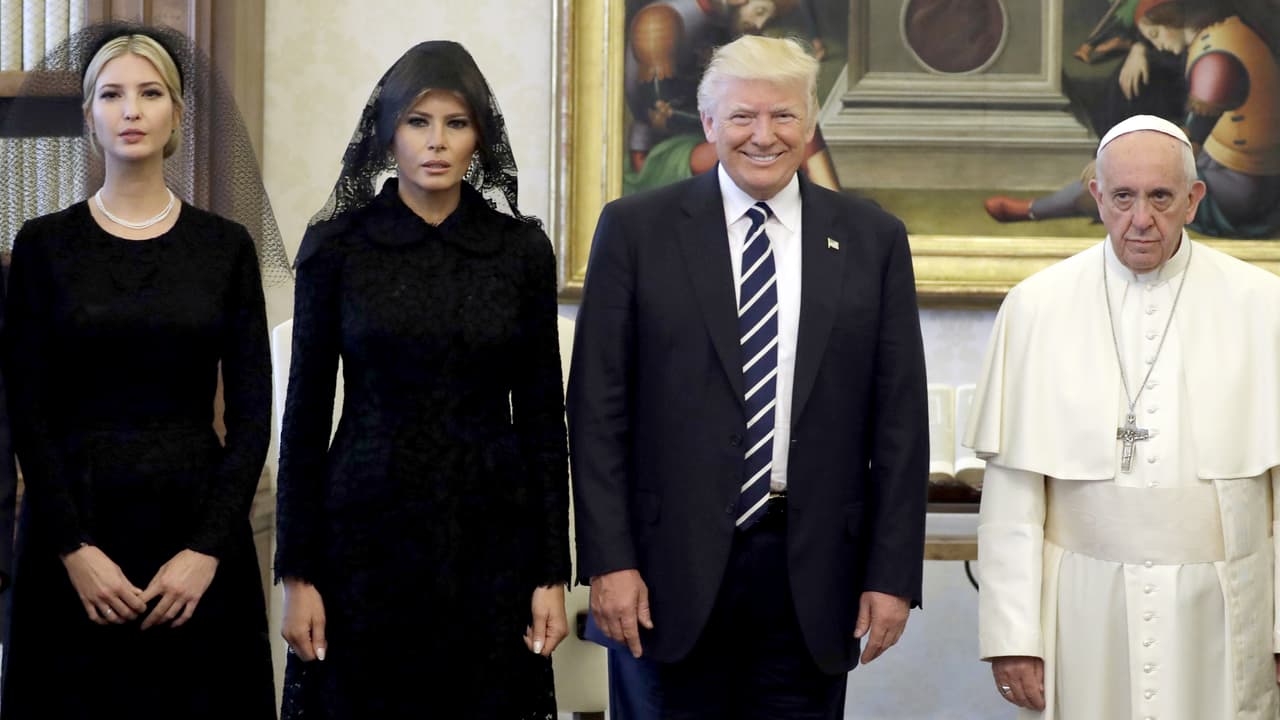 <b>Digan whiskey - </b>Trump es el único que sonríe en esta fotografía del encuentro del presidente y su familia con el papa Francisco en El Vaticano. La comitiva estadounidense visitó la Santa Sede en mayo de 2017.