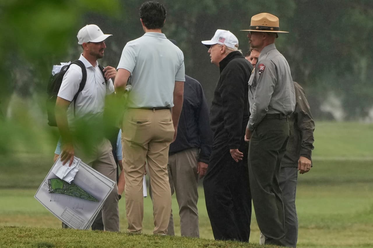 Visita de Trump genera controversia sobre cerezos y campo de golf.