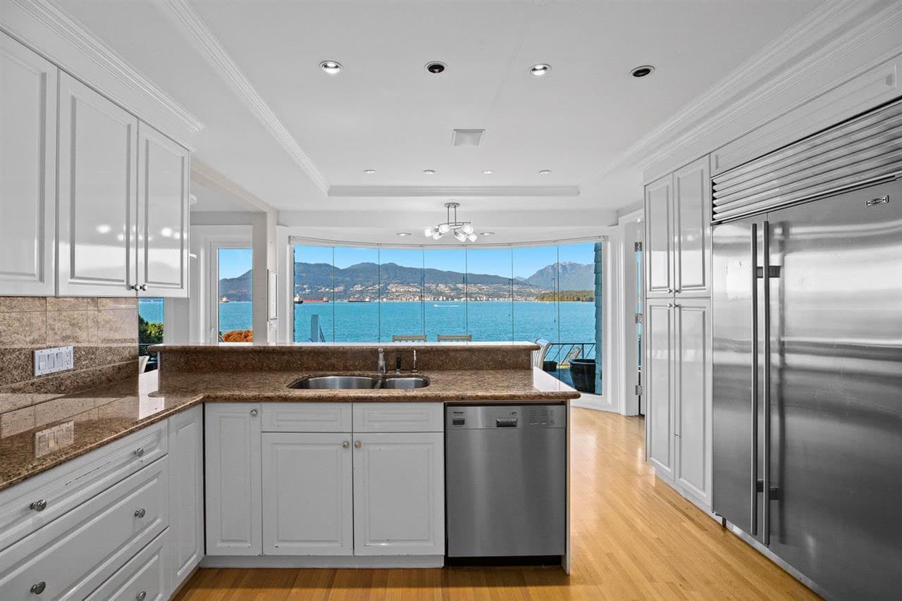 Los ventanales de piso a techo impregnan de hermosas y variadas imágenes las habitaciones.