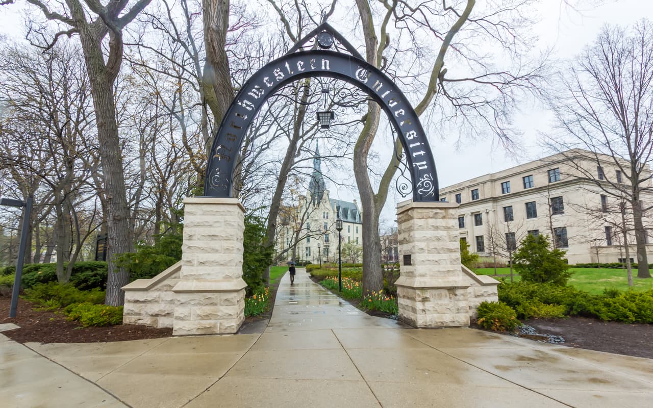 En noviembre del 2016, una petición que reunió más de 
<b><a>2,200</a></b>
<a> </a>firmas instó a la Universidad de Northwestern a llamarse
<b> 'campus santuario'</b>. A esto la universidad respondió que está "firmemente comprometida" a ser un lugar inclusivo y que es la norma para la policía universitaria
<b><a href="https://dailynorthwestern.com/2016/11/17/campus/asg-senate-introduces-legislation-asking-university-to-become-sanctuary-campus/"> no cuestionar a nadie sobre su estatus migratorio y tampoco pedir documentación</a>. </b>