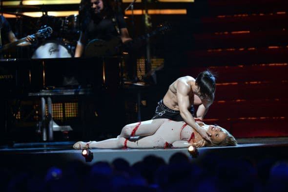 La Trevi terminó tendida sobre el piso.