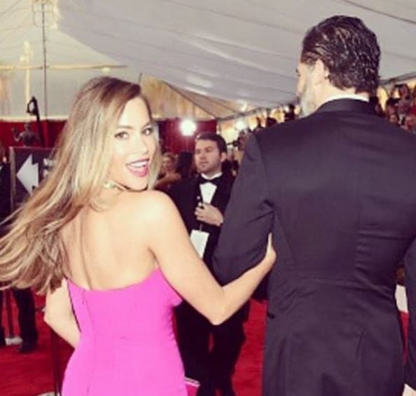 Y cuando no toman el té también se van de fiesta y claro, ella luce hermosos vestidos y no se olvida de sonreír a todas las cámaras.