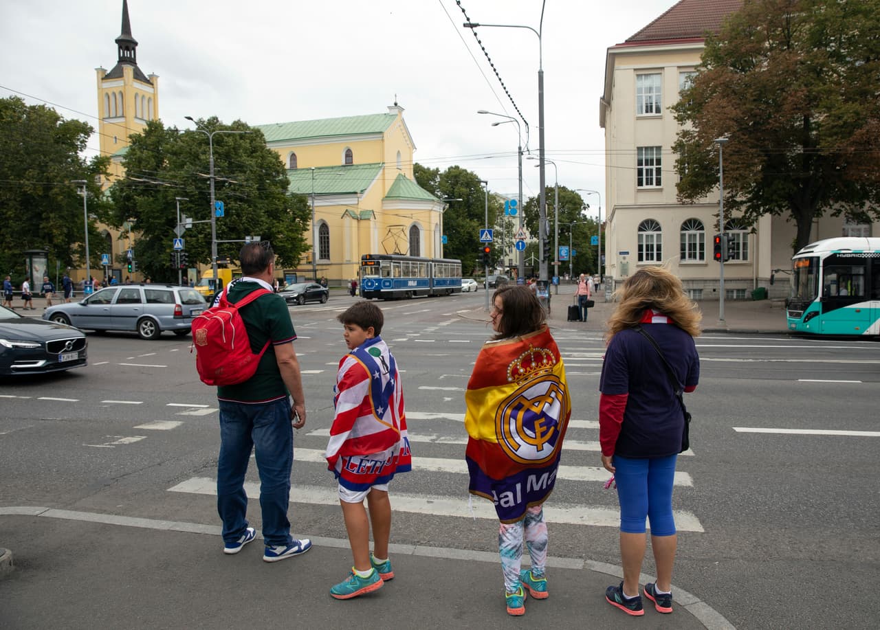 Con la cercanía de los hoteles donde se hospedaron los equipos y el tamaño de la ciudad, el encuentro entre fanáticos de ambos clubes de Madrid fue común.