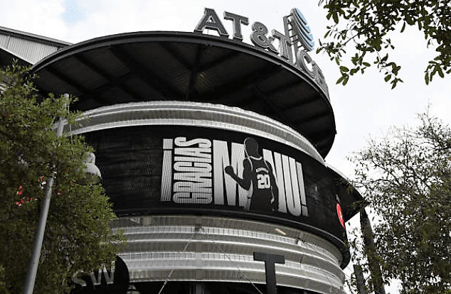 Así lucía el exterior de la casa de los Spurs, el AT&T Center, con decoraciones alusivas a la noche que se iba a vivir.