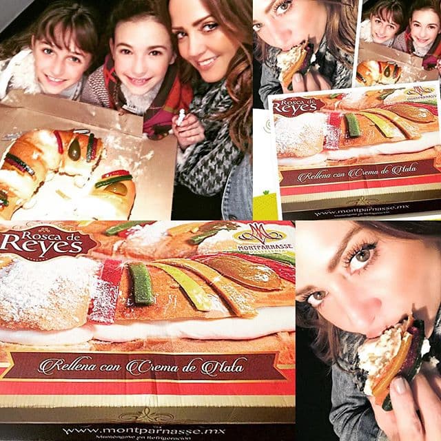 Andrea Legarreta no se quedó atrás con un gran pedazo de rosca en su boca; siempre bien acompañada de su familia.