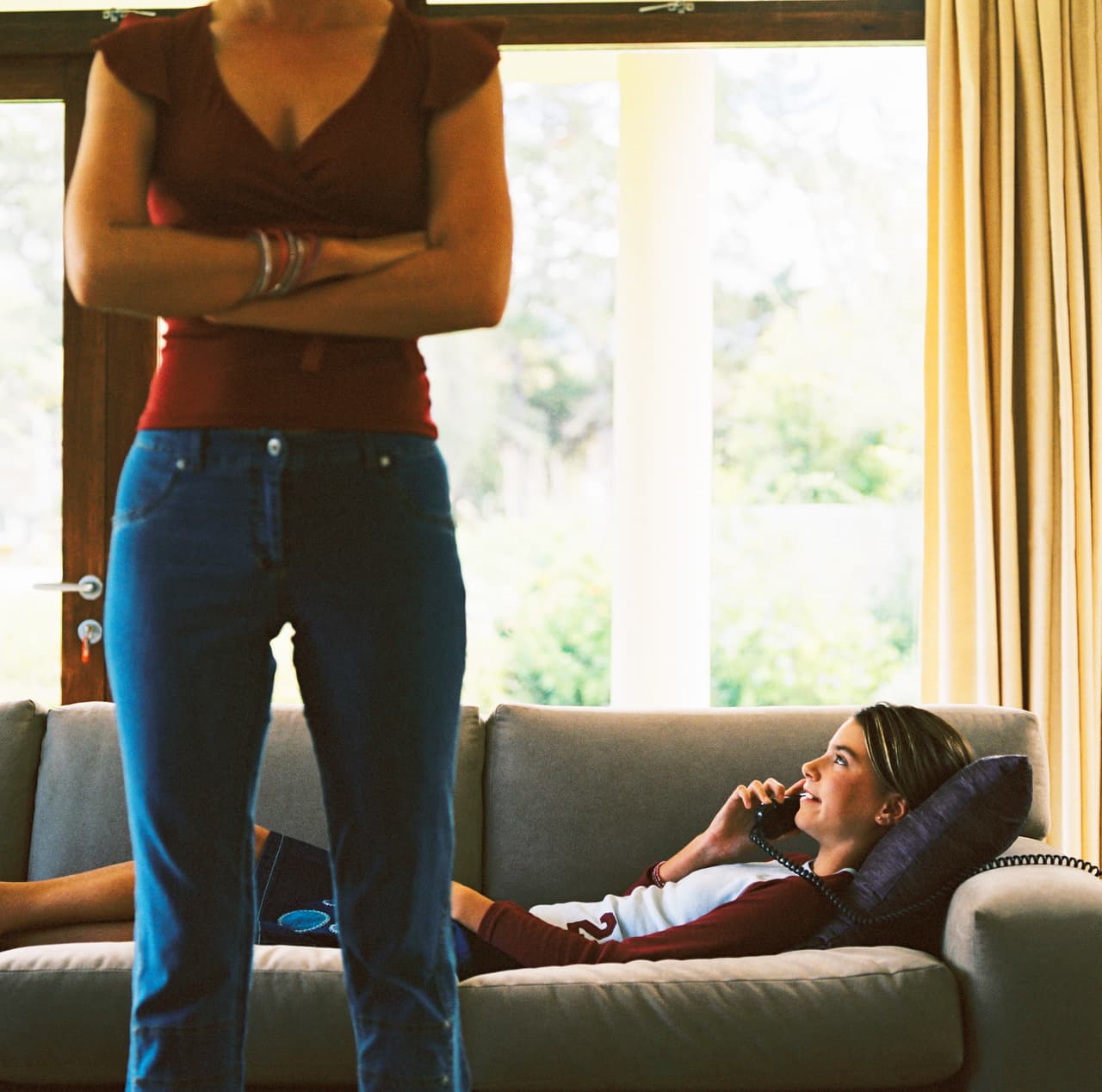 Es común ver a los niños mandando mensajes y a los adultos disfrutando sus redes sociales, lo que imposibilita la comunicación entre los padres y los hijos.