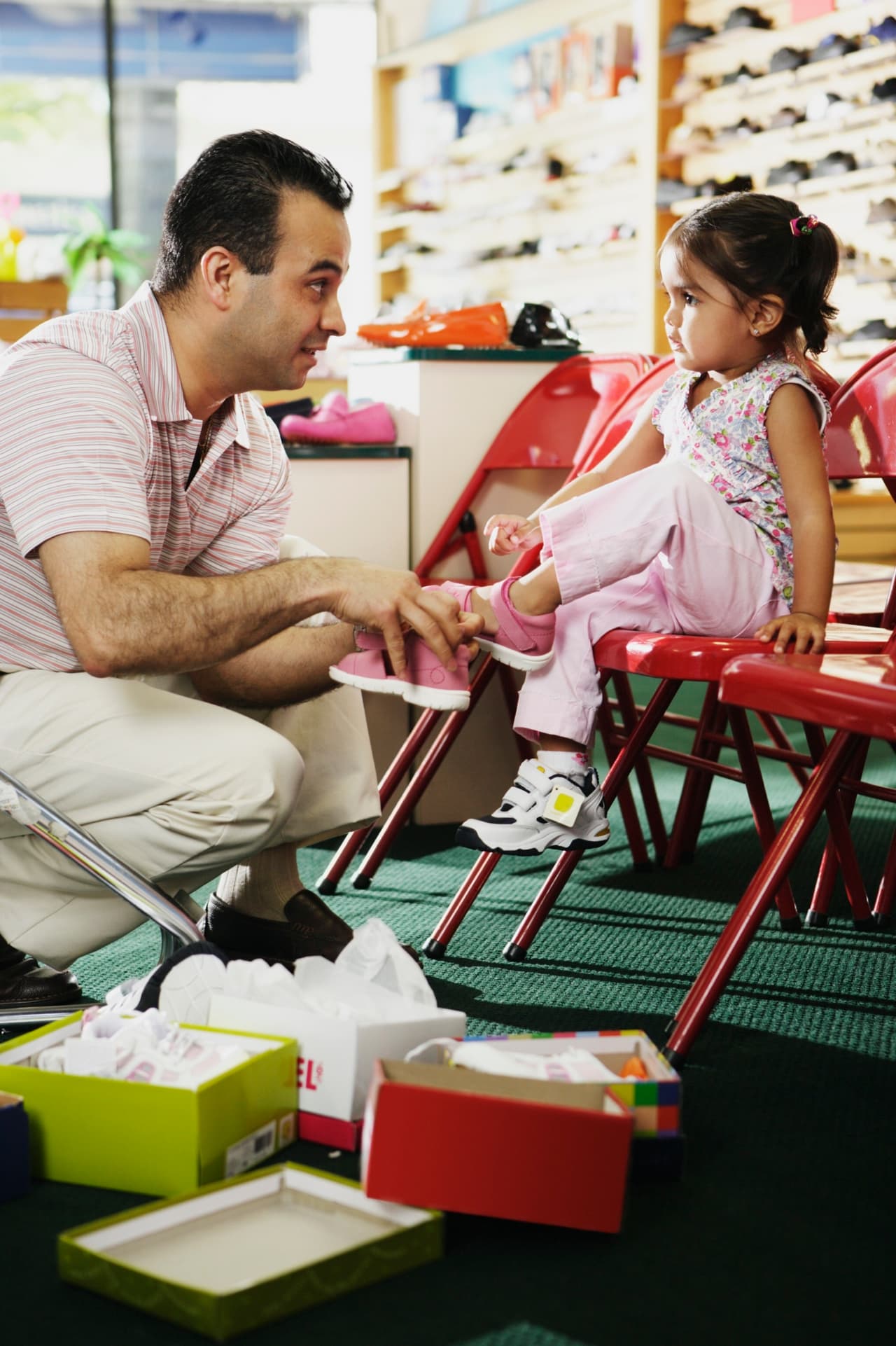 Dado que los padres son los primeros maestros de los niños, son los responsables de responder sus dudas y satisfacer su sed de conocimiento dando respuestas que generen emoción y provoquen curiosidad en la mente de los pequeños.