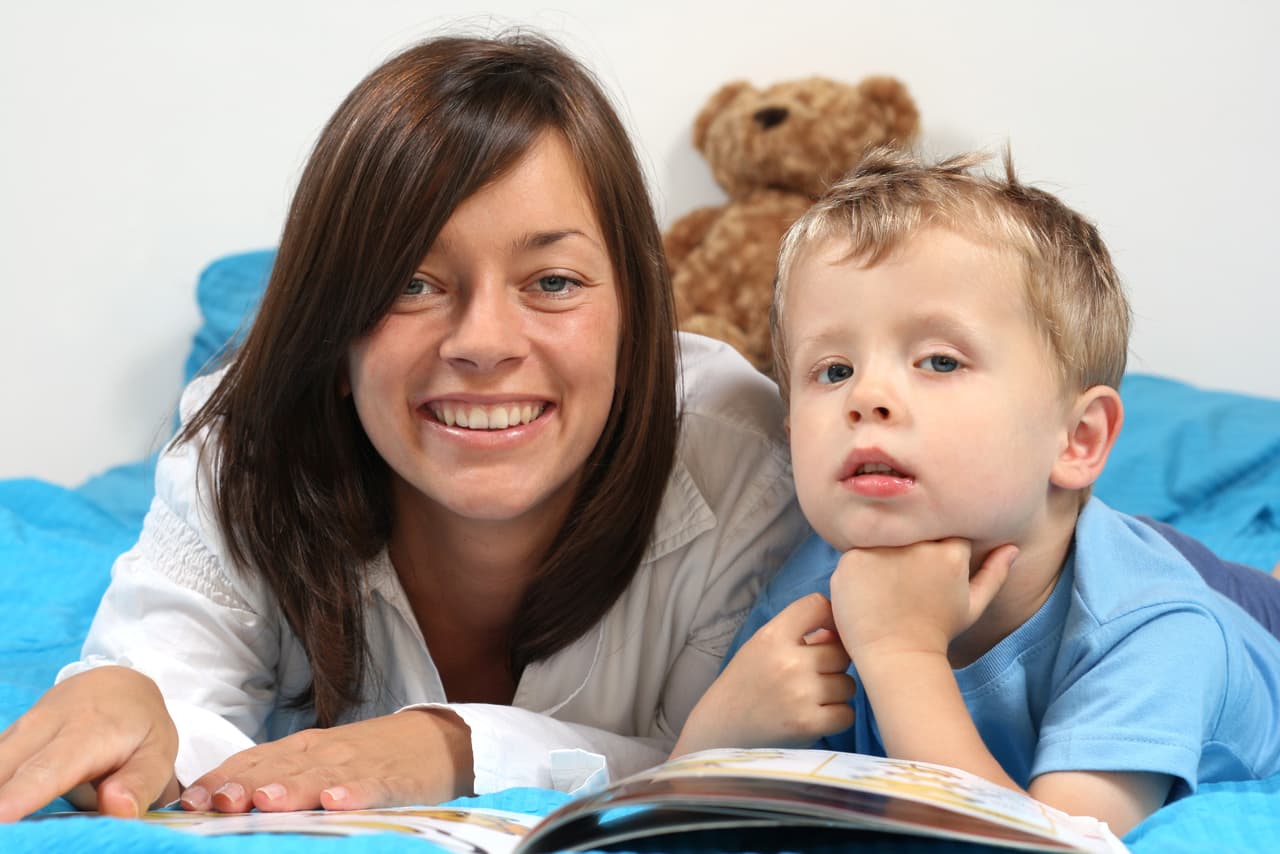 5. No tecnología como niñera. En las caricaturas se muestra últimamente el mensaje de que los padres son egoístas. Inmaduros, incompetentes y despistados, cuando eso no es cierto. Por eso no se debe permitir que los niños se queden largo tiempo frente al televisor.