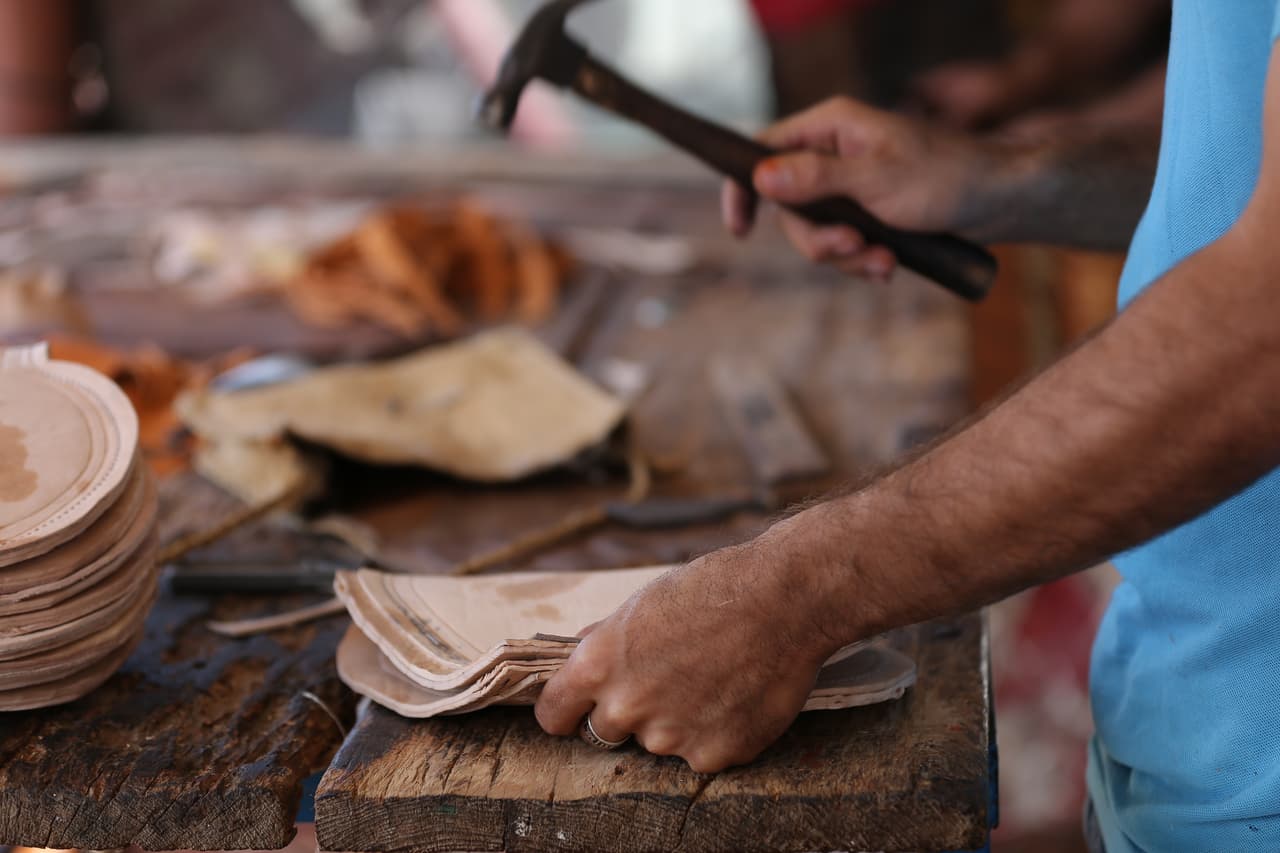 El curtido de pieles es una actividad que ha tenido auge durante los últimos años en El Recodo.