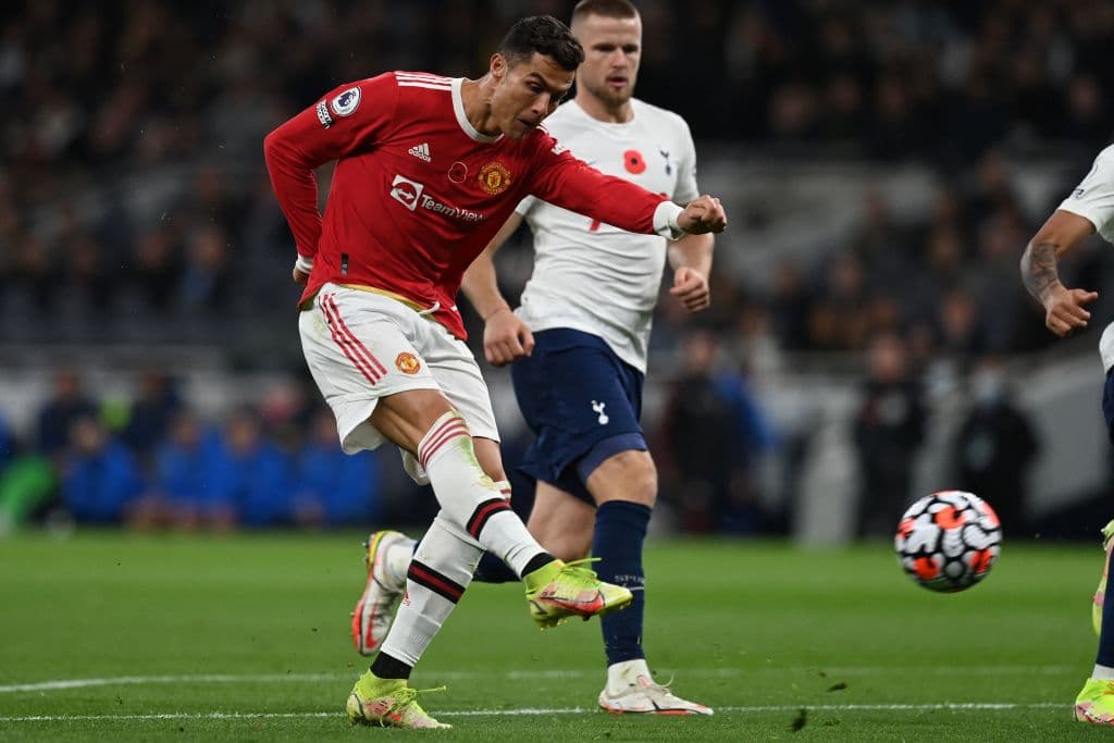 Cristiano Ronaldo brilla con gol y asistencia en la goleada 0-3 sobre el Tottenham, los otros anotadores fueron Edinson Cavani y Marcus Rashford.