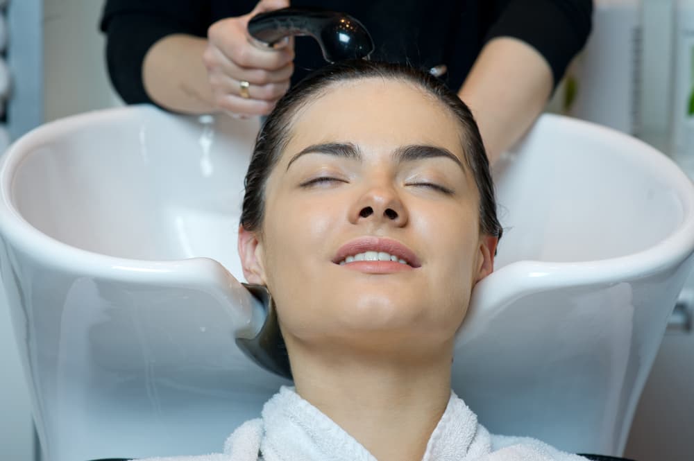 ¿Quieres una melena de 10? Anota en tu agenda que cada 15 días debes enjuagar tu pelo con agua y vinagre de manzana, de esta manera remueves la saturación de productos como gel, shampoo y spray. Recuerda que estos productos le quitan brillo al pelo.