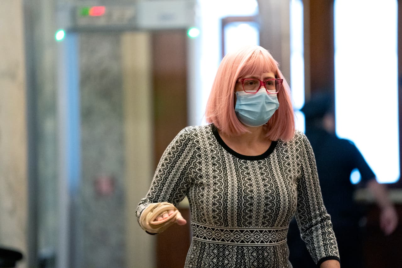 Grupo progresista critica a la demócrata Krysten Sinema por votar en contra del salario mínimo de $15 