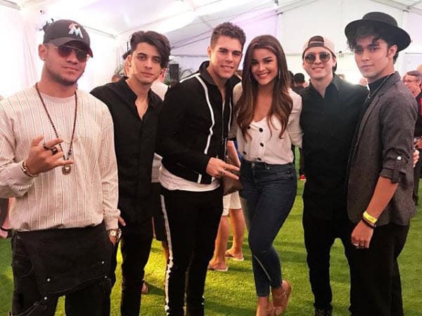 En varias ocasiones ha trabajado con los chicos de CNCO, por eso son buenos amigos.